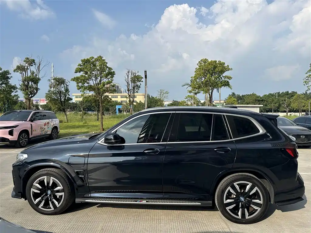 BMW iX3 2024