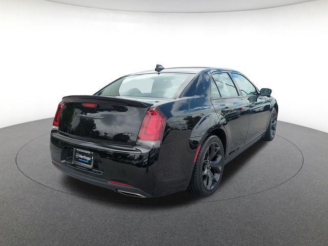 Chrysler 300 2021