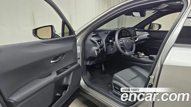 Lexus UX 2025