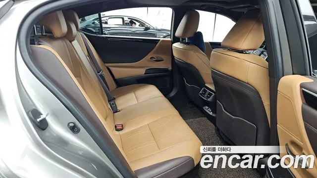 Lexus ES 2021