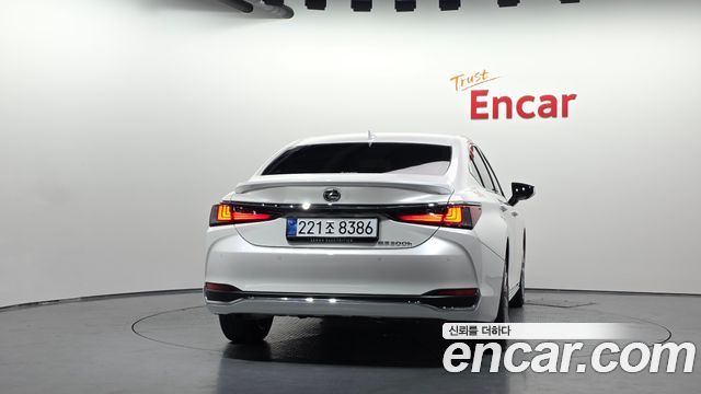 Lexus ES 2025