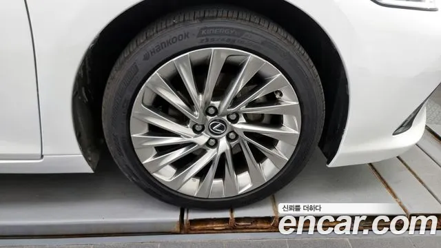 Lexus ES 2020