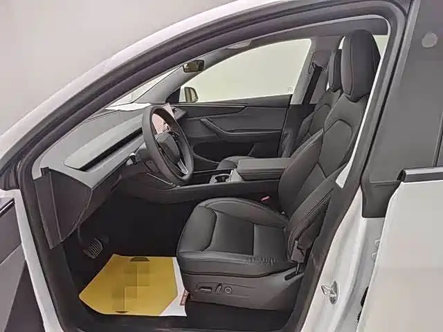 Tesla Model Y 2025