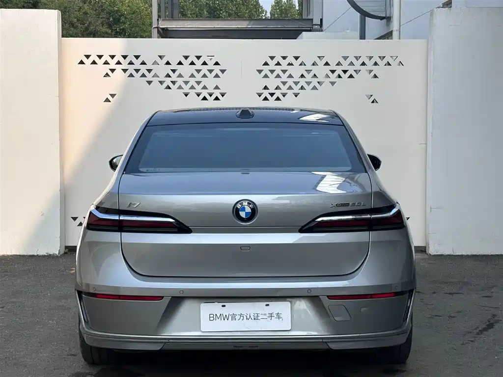 BMW i7 2025