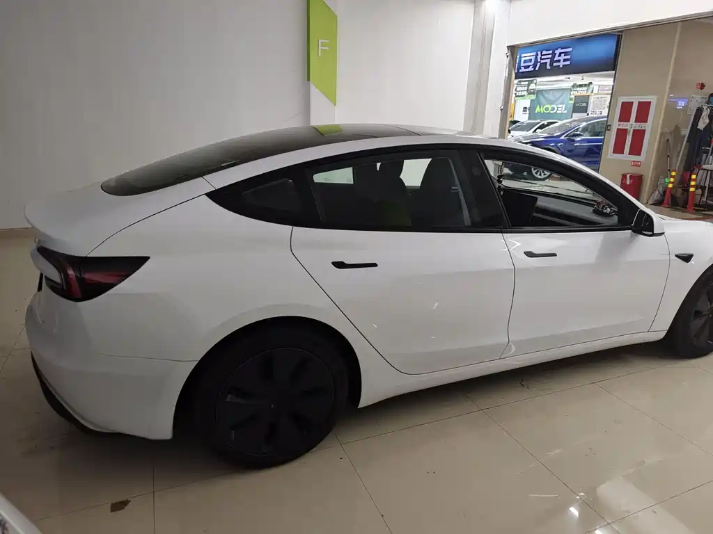 Tesla Model 3 2024