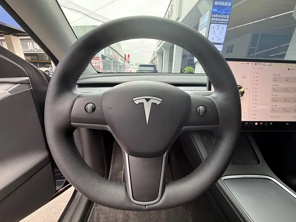 Tesla Model Y 2024