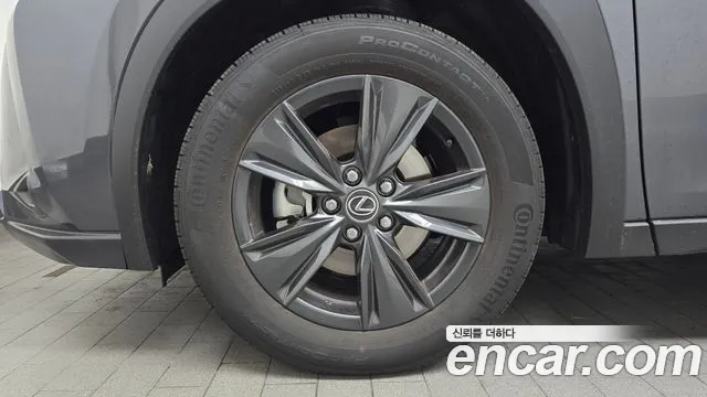 Lexus UX 2025