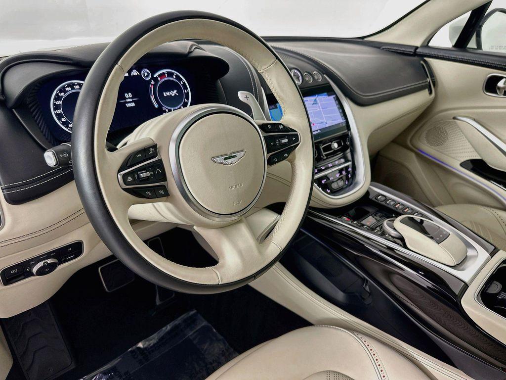 Aston Martin DBX 2023