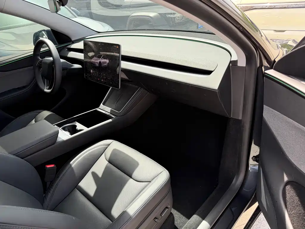 Tesla Model Y 2025