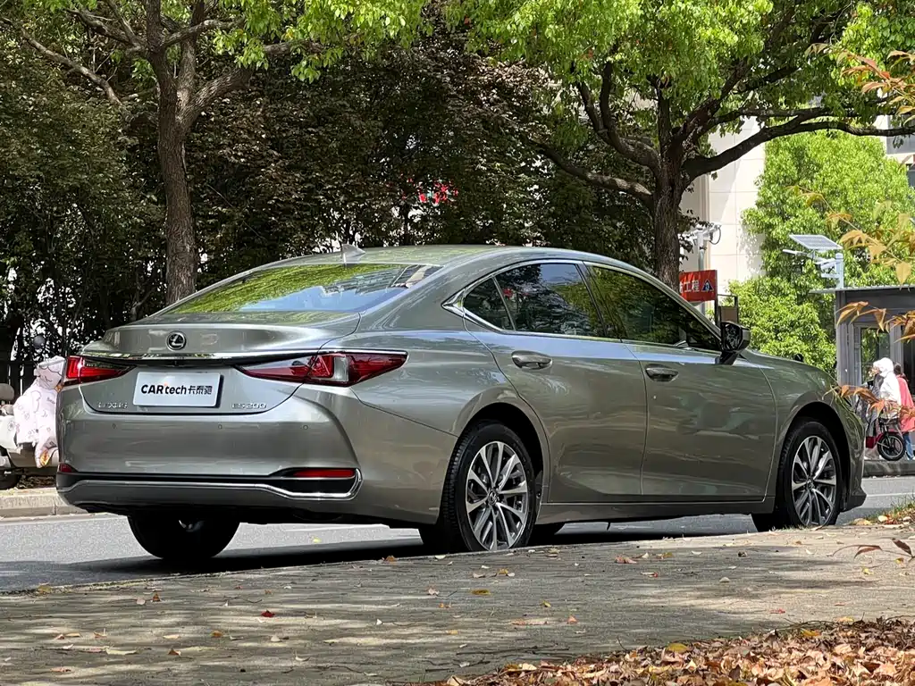 Lexus ES 2024