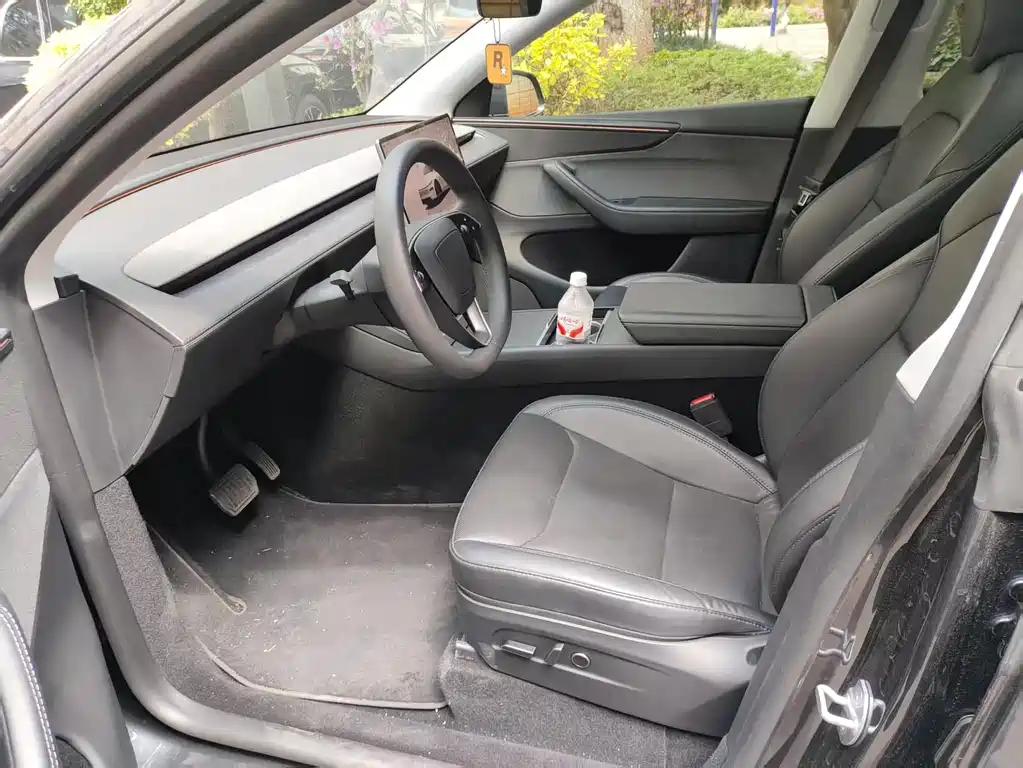 Tesla Model Y 2025