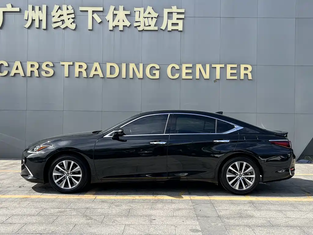Lexus ES 2020