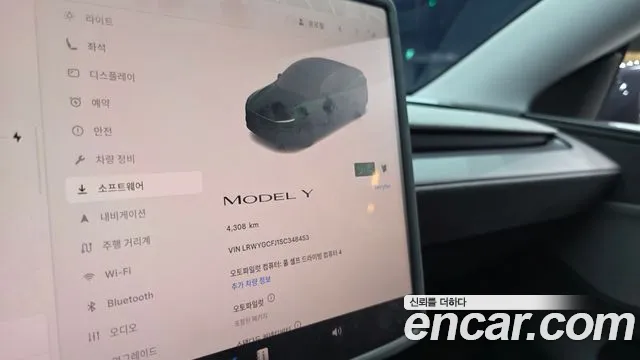 Tesla Model Y 2025