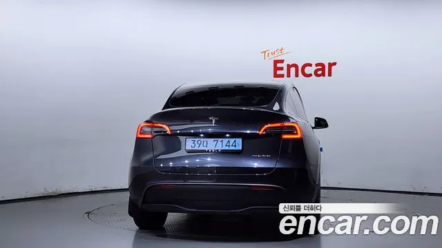 Tesla Model Y 2024