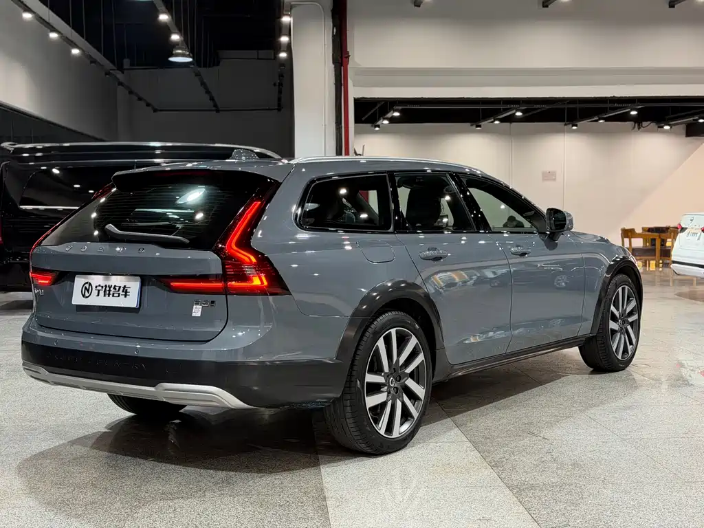 Volvo V90 2022