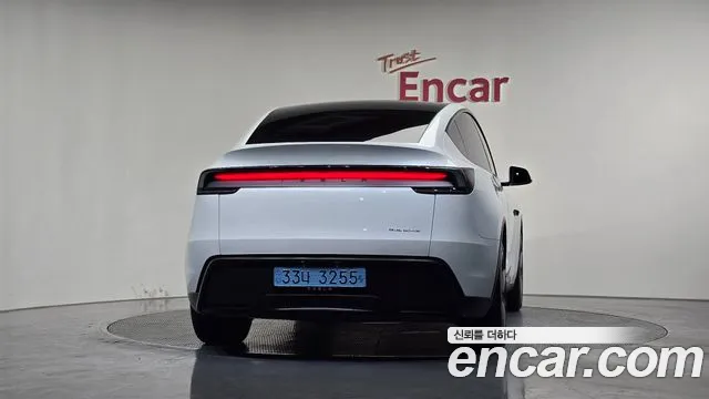 Tesla Model Y 2025