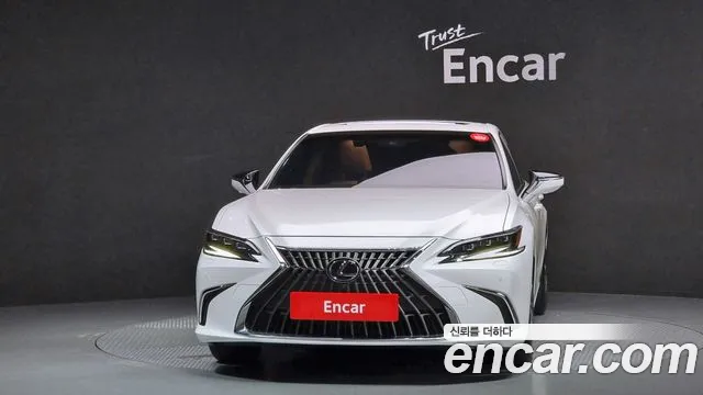 Lexus ES 2023