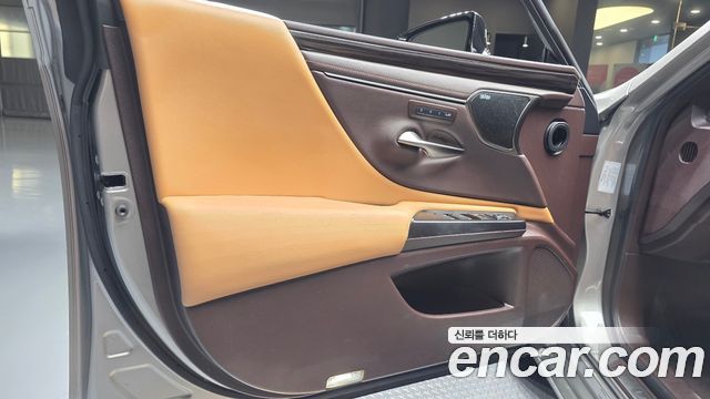 Lexus ES 2021
