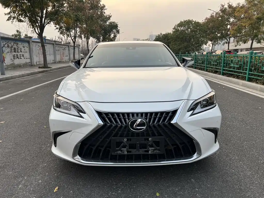 Lexus ES 2023