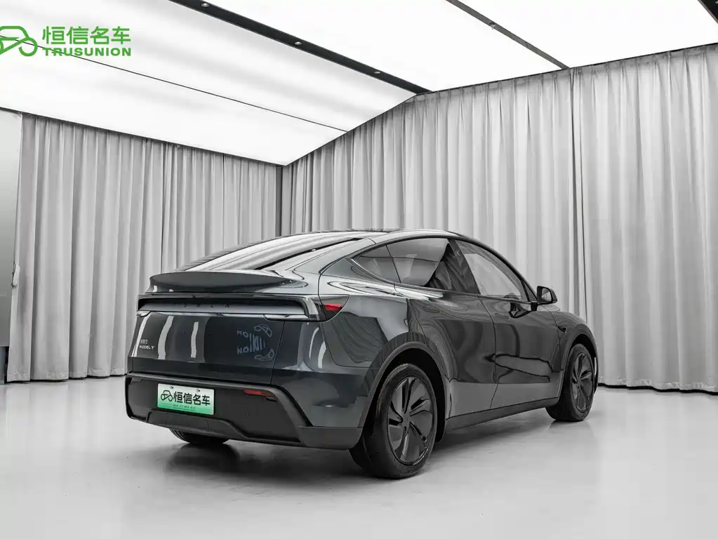 Tesla Model Y 2025