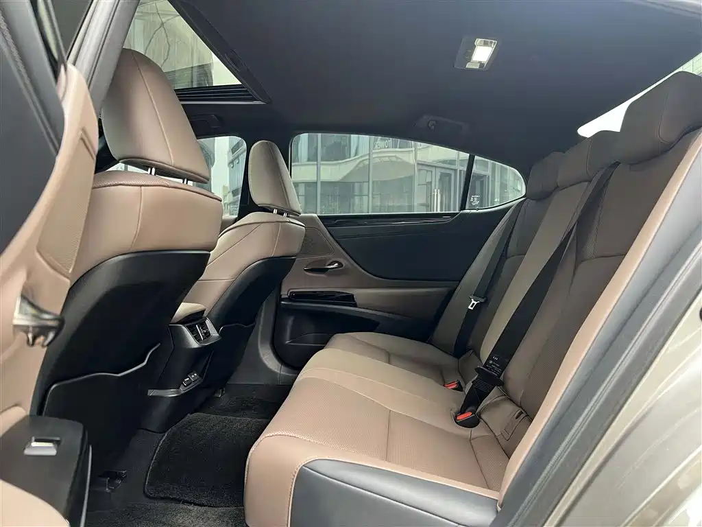 Lexus ES 2024