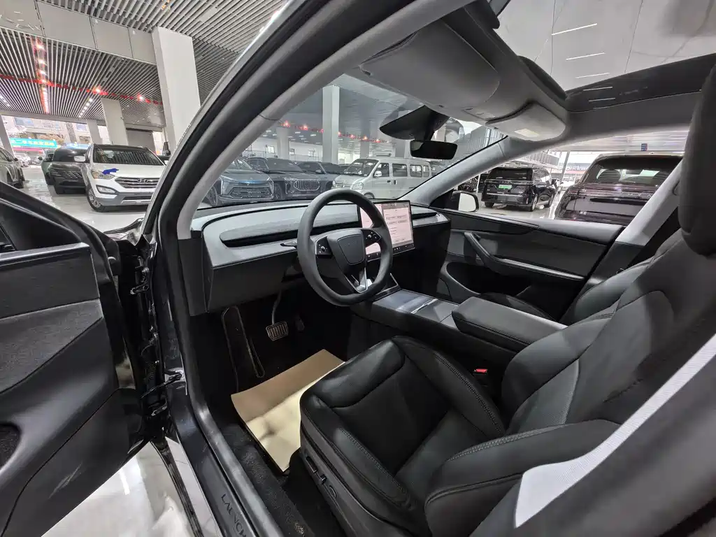 Tesla Model Y 2025