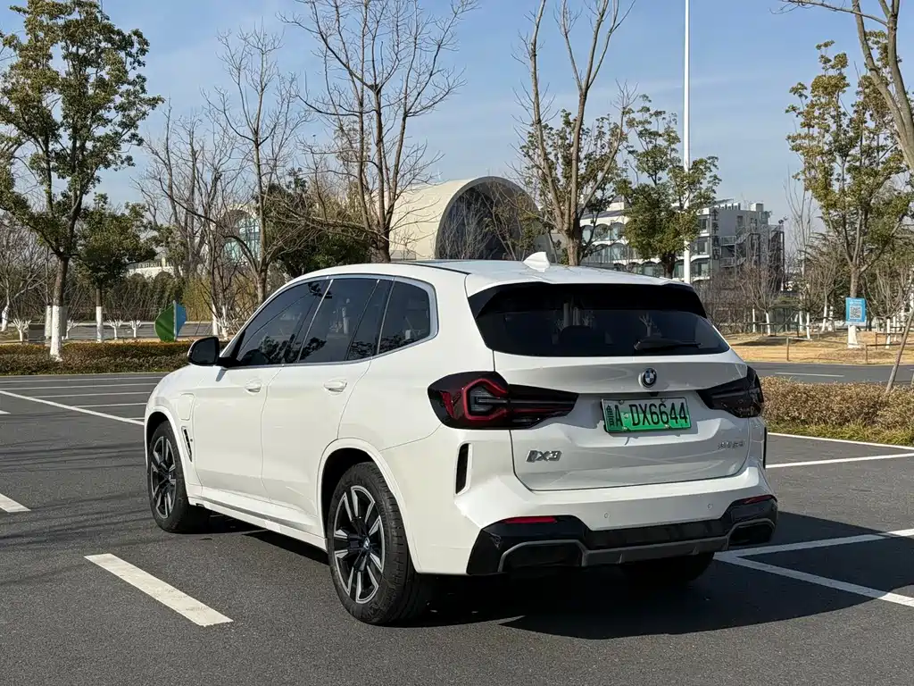 BMW iX3 2025