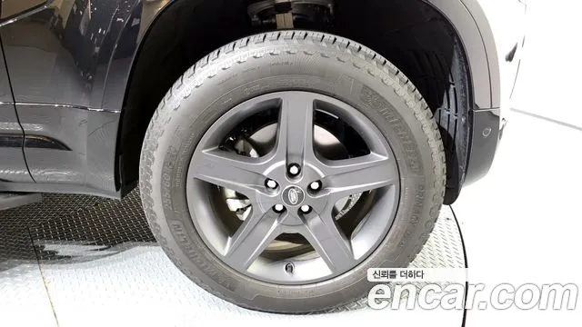 Land Rover Defender 2024