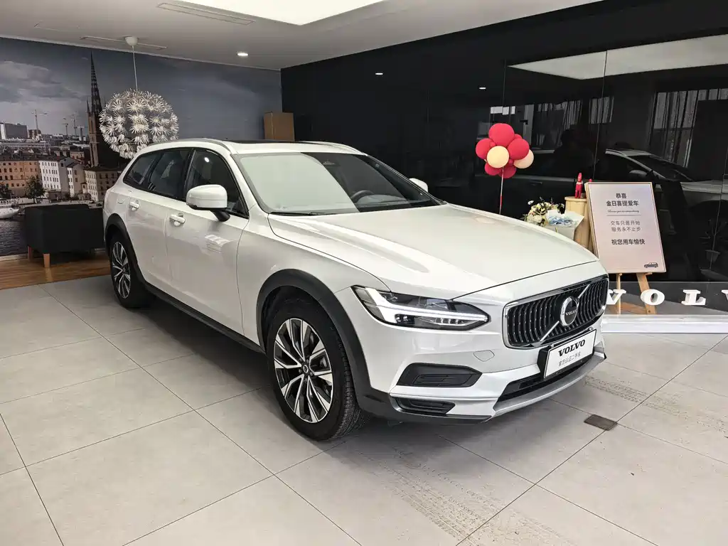 Volvo V90 2025