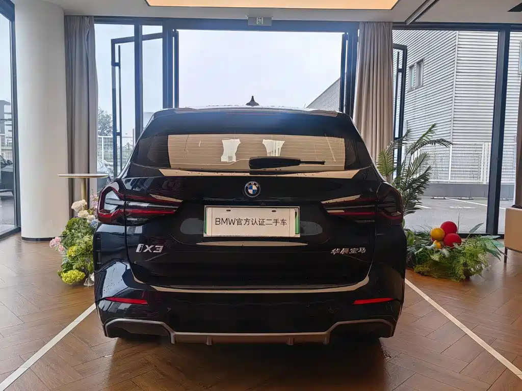 BMW iX3 2025