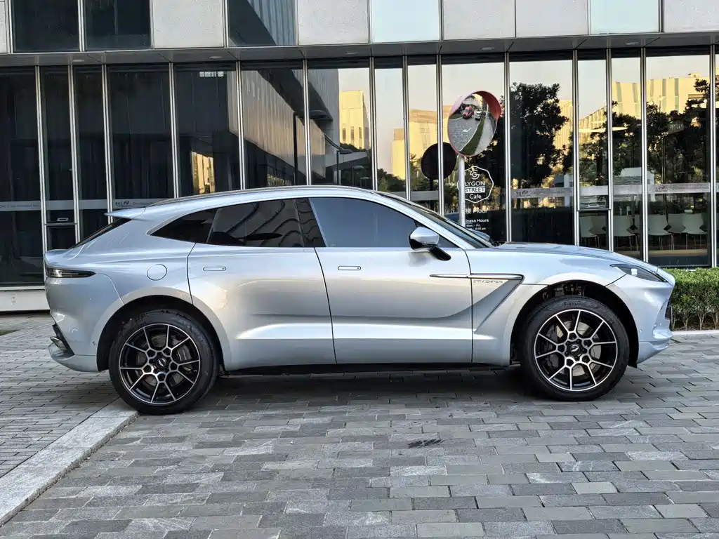 Aston Martin DBX 2022