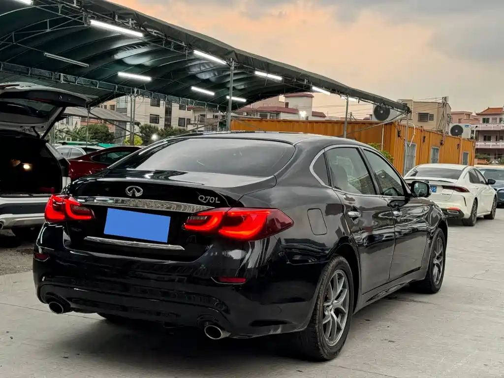 Infiniti Q70 2020