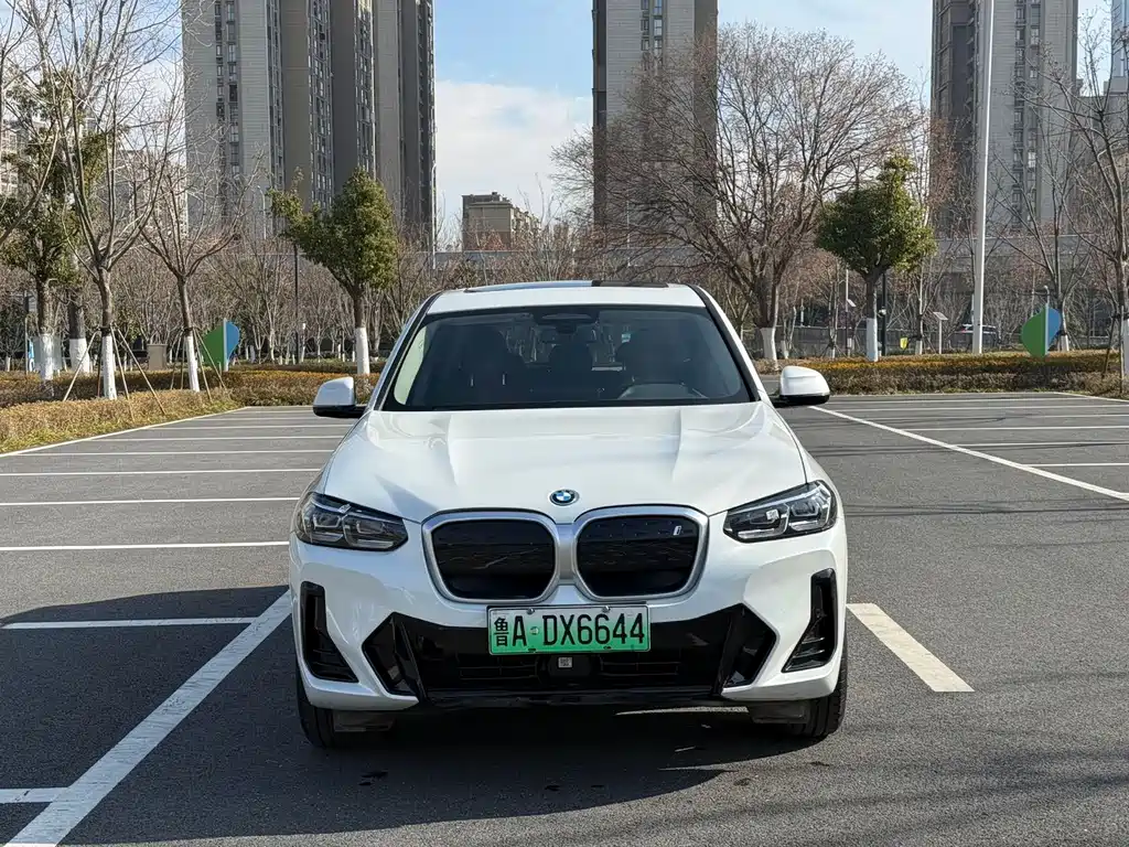 BMW iX3 2025