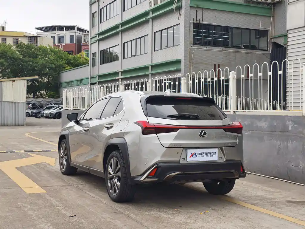 Lexus UX 2021