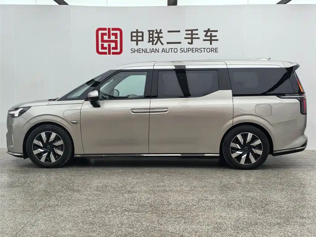 Volvo EM90 2024