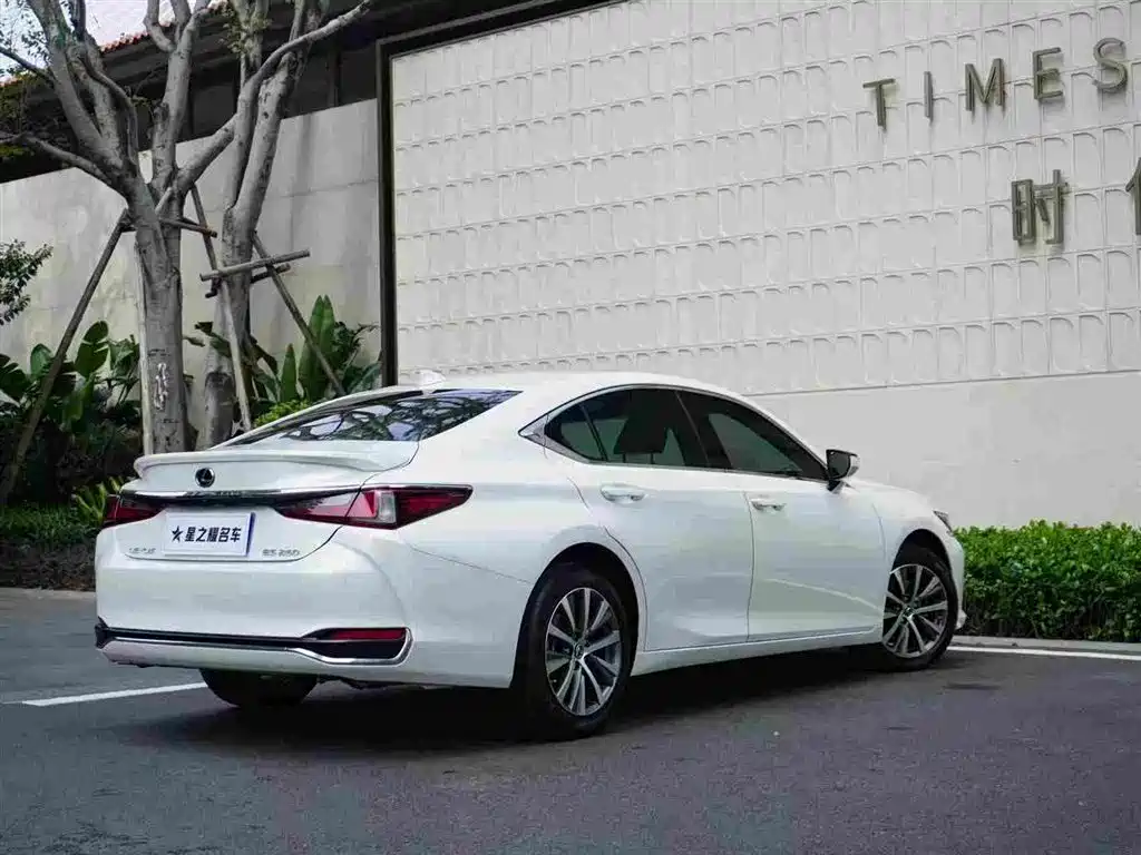 Lexus ES 2021