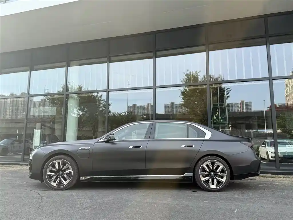 BMW i7 2025