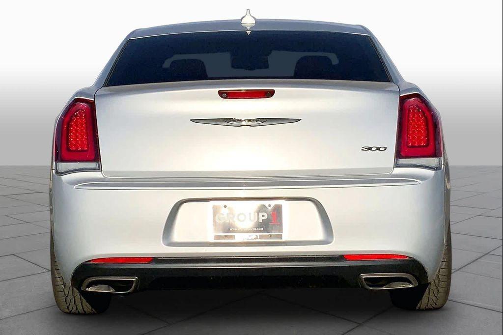 Chrysler 300 2022