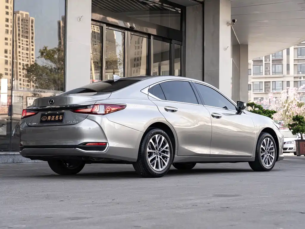 Lexus ES 2024