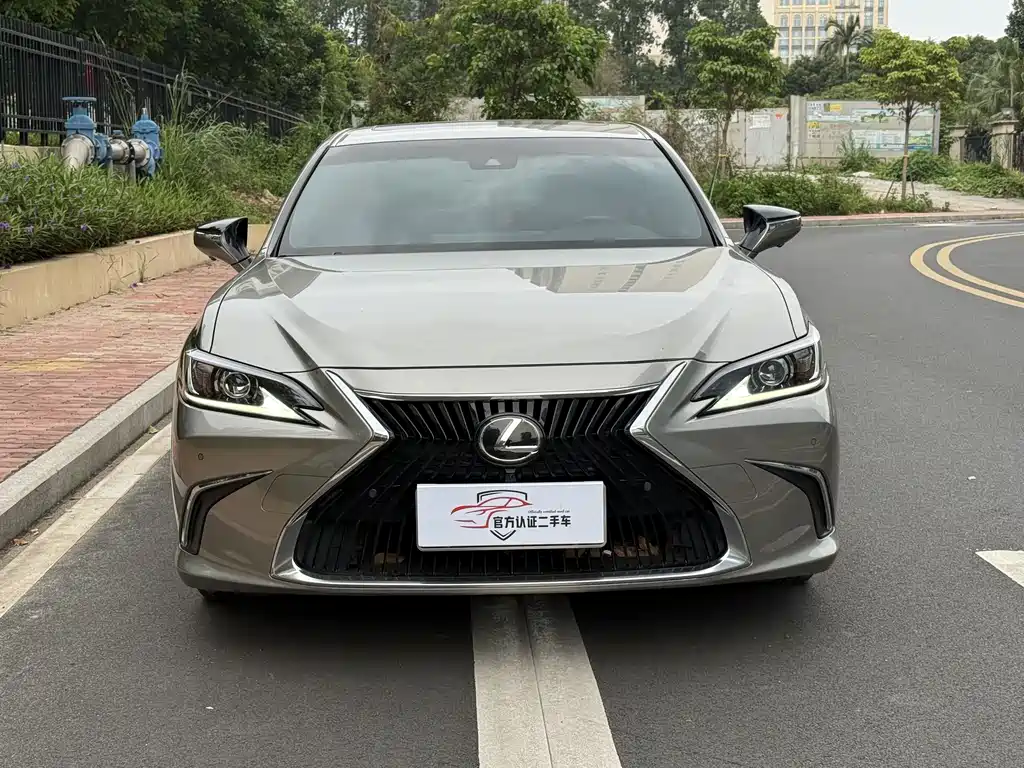 Lexus ES 2021
