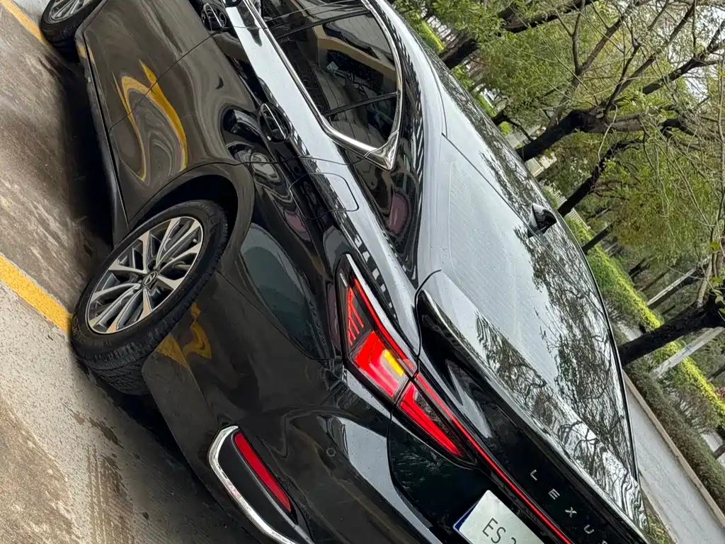 Lexus ES 2025