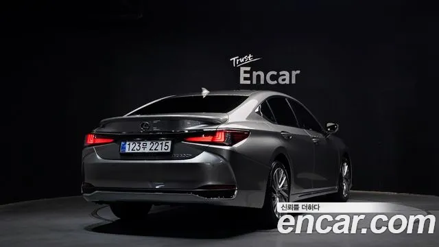 Lexus ES 2025