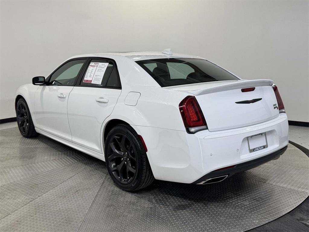 Chrysler 300 2022