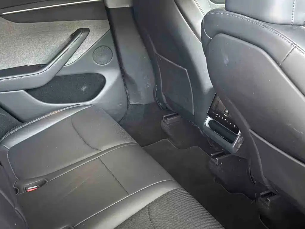 Tesla Model Y 2025