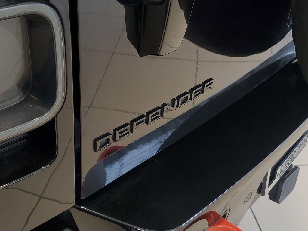 Land Rover Defender 2024