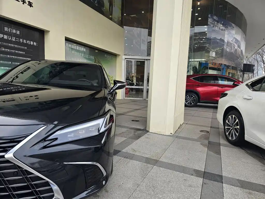 Lexus ES 2025