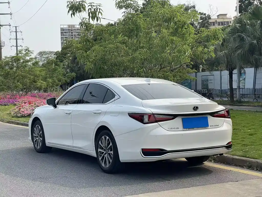 Lexus ES 2022