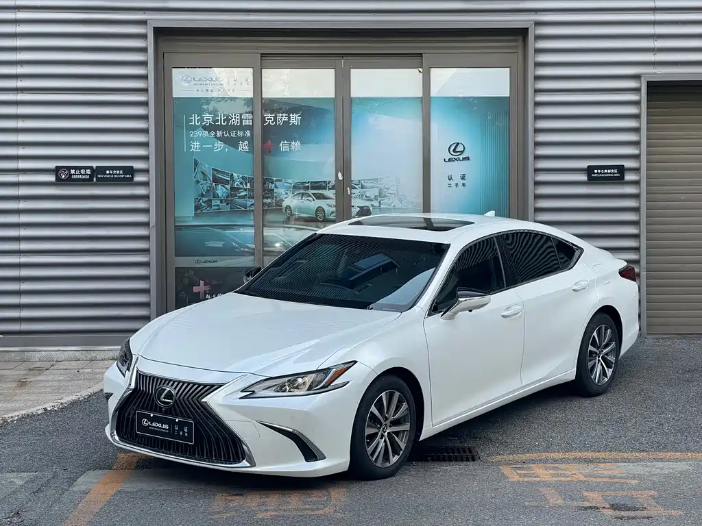 Lexus ES 2020