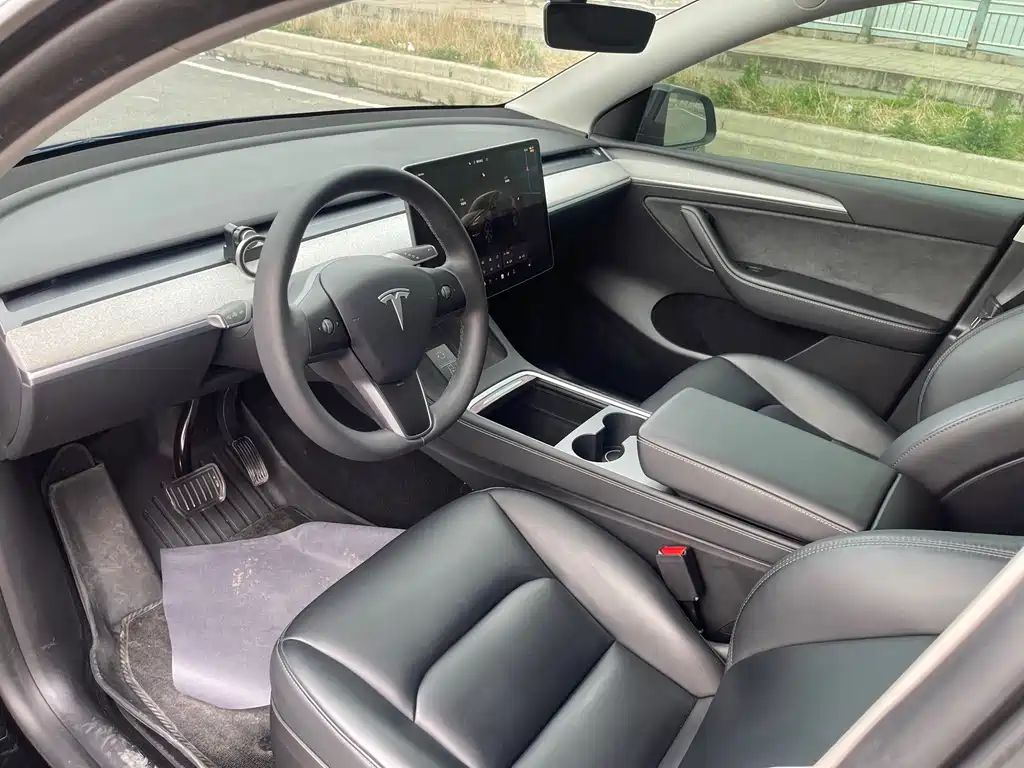 Tesla Model Y 2024