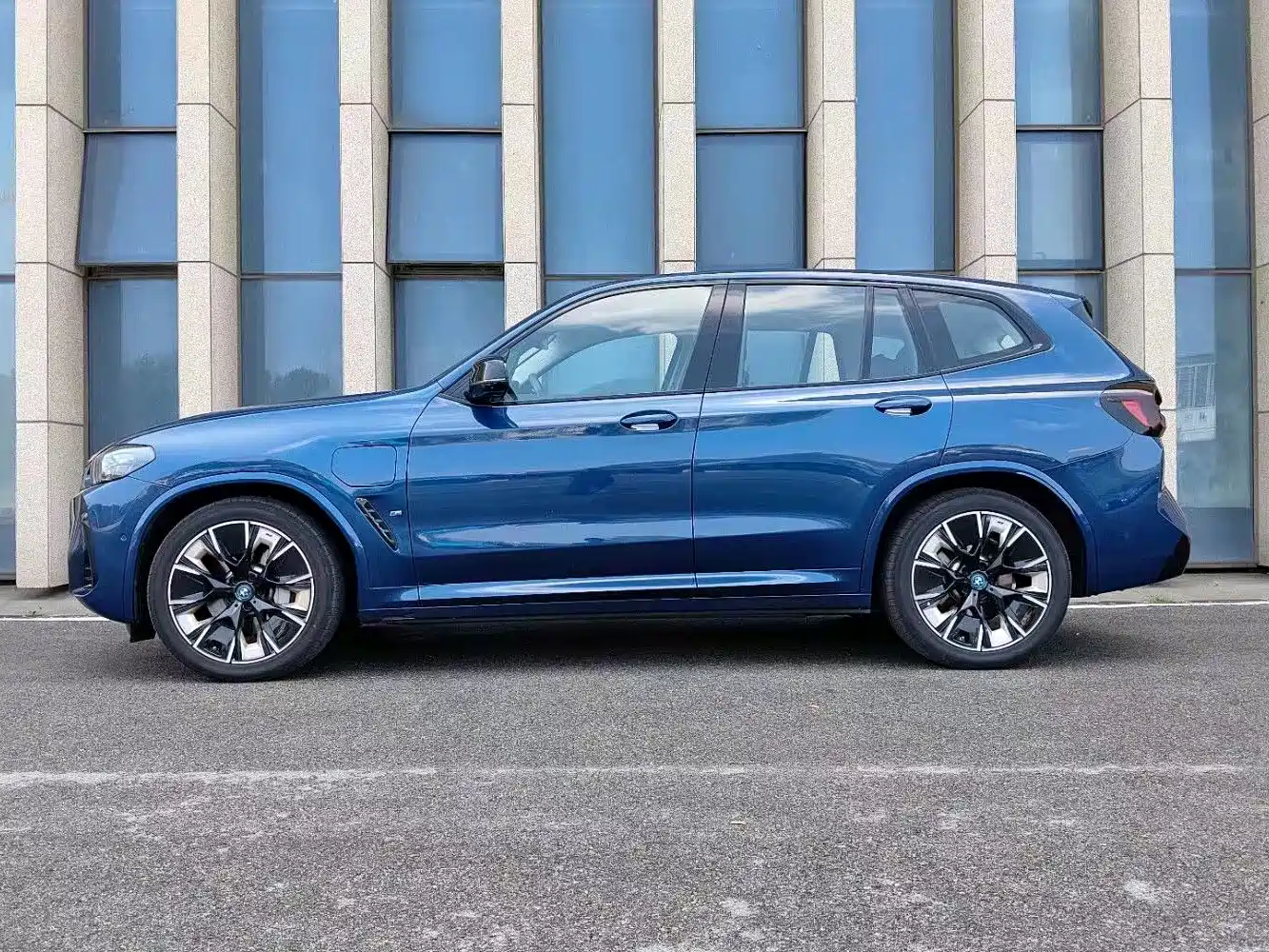 BMW iX3 2024